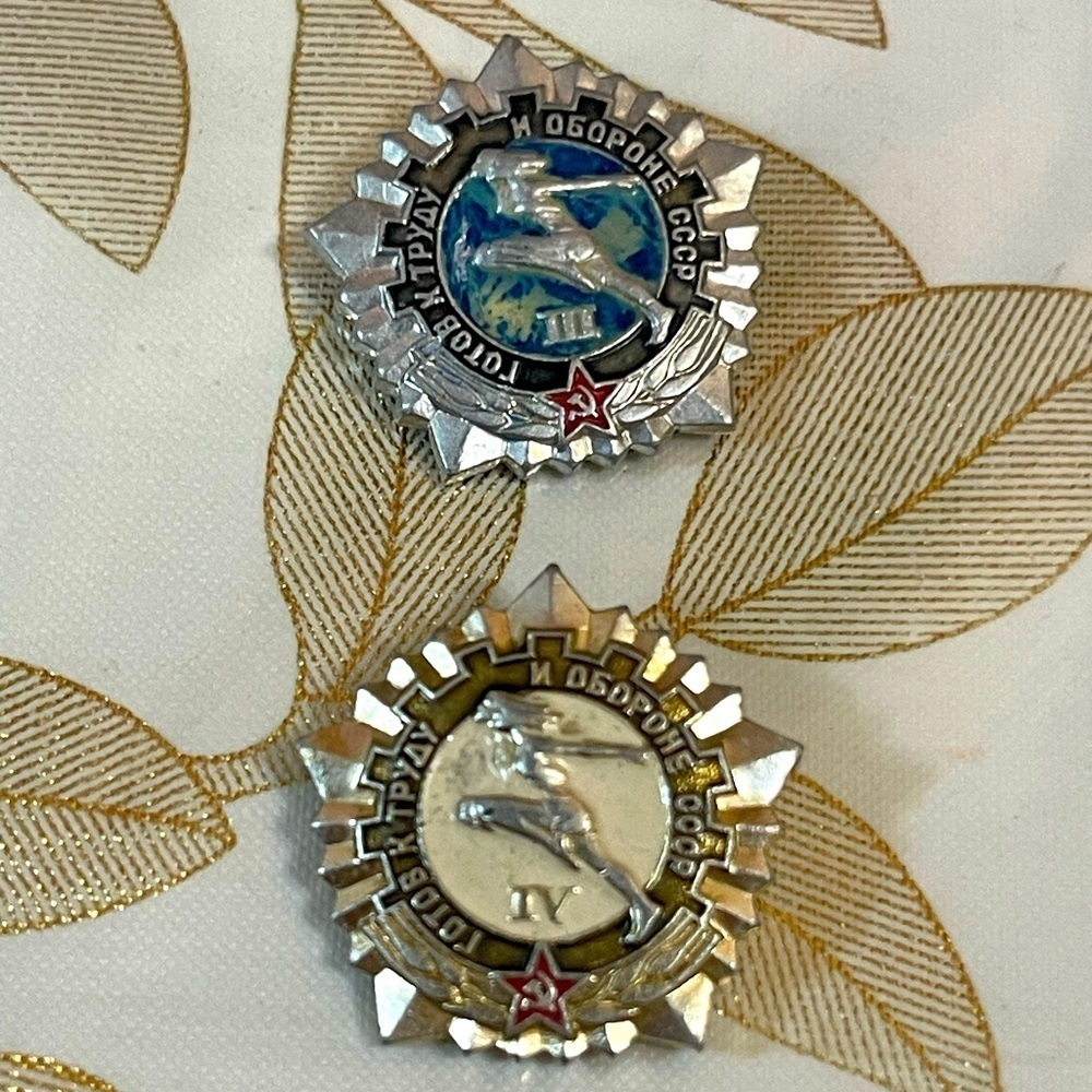 Set Of 2 Vtg pin badge Ready for work and defense,Fourth sports category,USSR